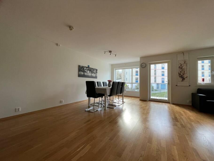 3 Sleeping Rooms For 82M2 Which Direct Traffic To Airport And City Center Bergen Extérieur photo